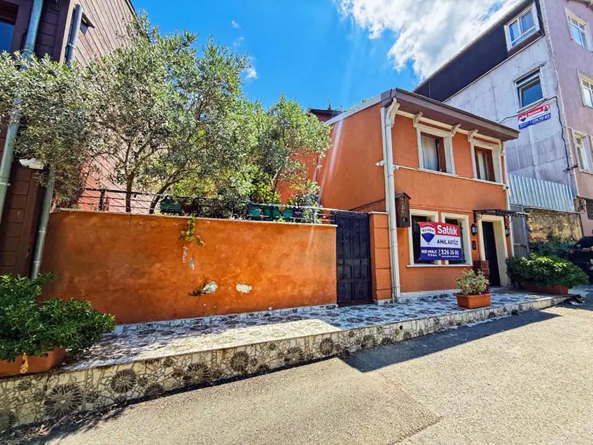 REMAX MASA KUZGUNCUK'TA SATILIK BAHÇELİ MÜSTAKİL 3+2 150M2
