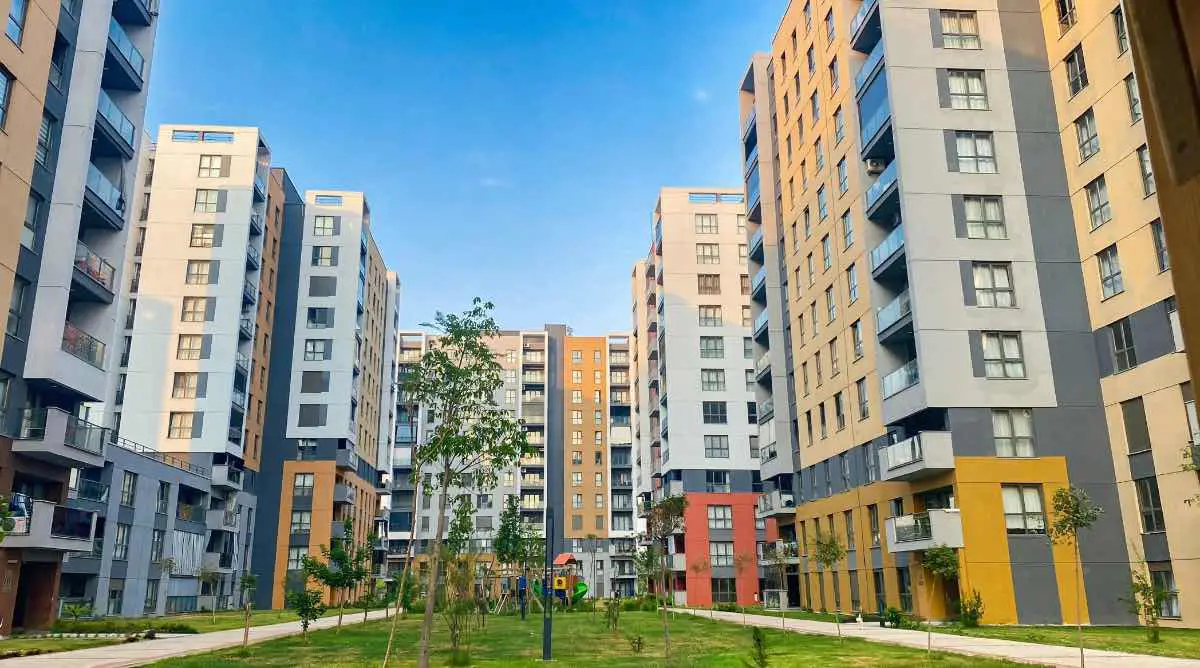 SUR YAPI DA GÜNEY-BATI CEPHELİ 2+1 AYRI MUTFAKLI EBEVEYN BANYOLU ARAKAT DAİRE