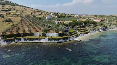EKINLIK ADASI'NDA DENIZE SIFIR 2 VILLA VE 5.000 M² ZEYTINLIK