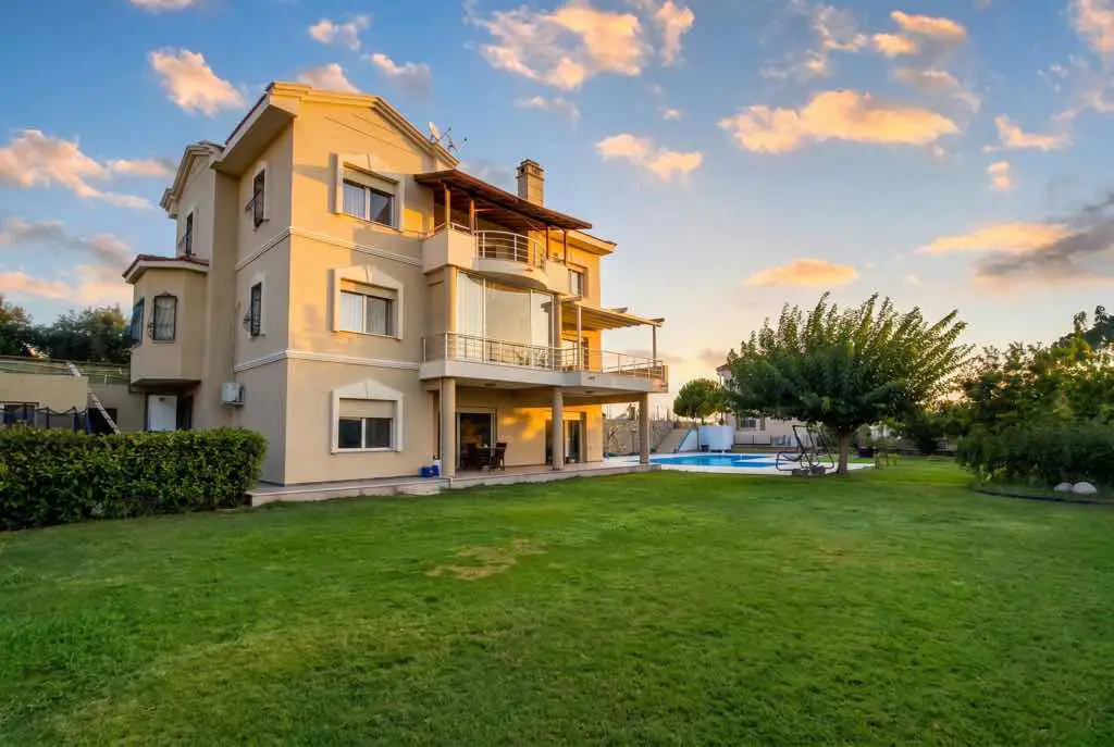 VİLLAKENT 1500 M2 MÜSTAKİL PARSELDE , ÖZEL HAVUZLU VİLLA