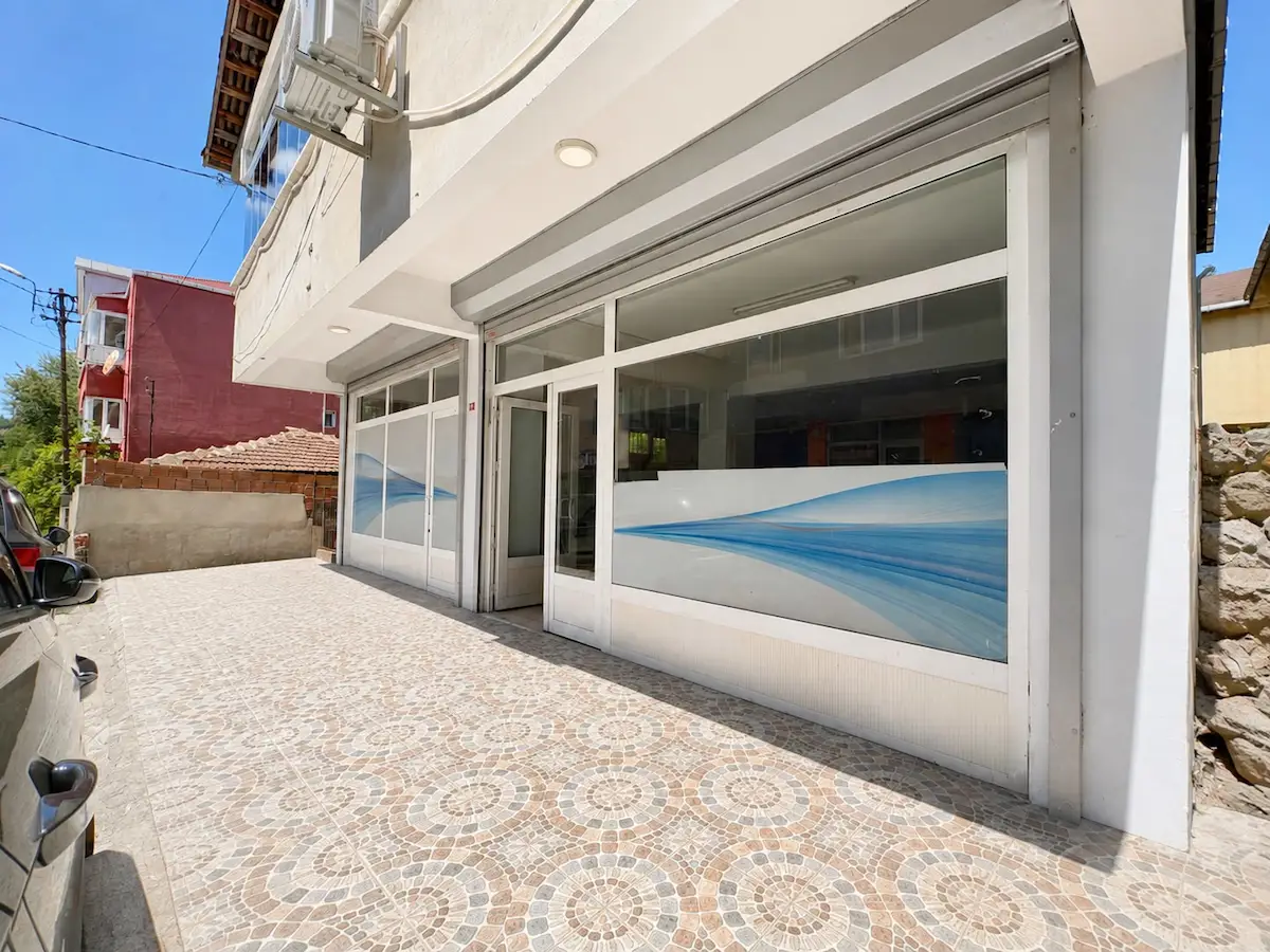ORTAÇEŞME’DE KİRALIK 150 M² DÜKKAN | GENİŞ KULLANIM ALANI | MASRAFSIZ | ÇAYIR’A YAKIN