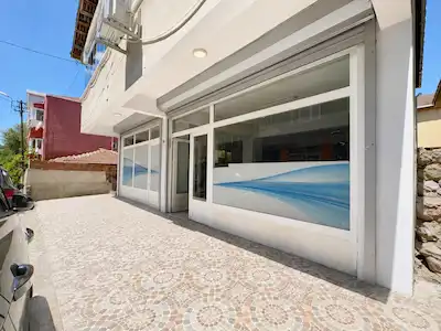 ORTAÇEŞME’DE KİRALIK 150 M² DÜKKAN | GENİŞ KULLANIM ALANI | MASRAFSIZ | ÇAYIR’A YAKIN