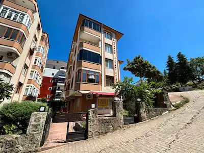 ÖZ MERCAN SİTESİ’NDE EŞYALI 3+1 KİRALIK DAİRE | ARA KAT, 3 CEPHE, BALKONLU