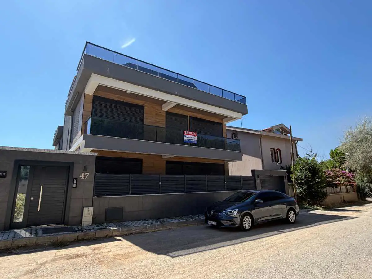 TUZLA POSTANE’DE SIFIR 3 KATLI 3+2 VİLLA | 250 M² NET | 4 BANYO | KREDİYE UYGUN