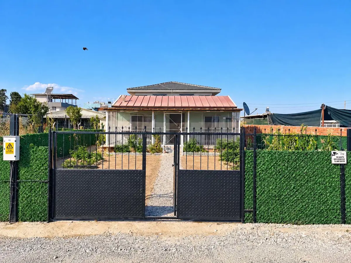 MANİSA ŞEHZADELER YENİ HARMANDALI KÖYÜ’NDE 385 M² ARSA ÜZERİNDE 2+1 EV
