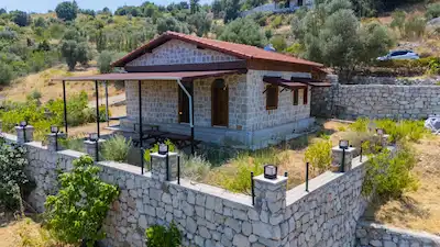 KUMLUCA YAZIR’DA  SATILIK ARAZI IÇINDE MÜSTAKIL EV MEVCUTTUR