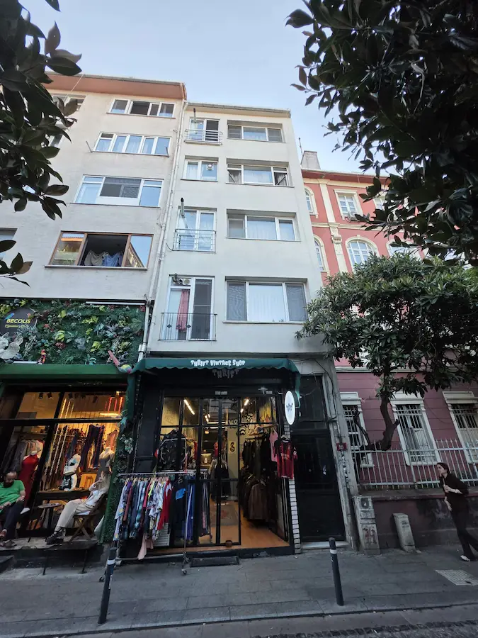 KADIKÖY RASİMPAŞA KARAKOLHANE CD ÜZERİ FULL YENİLENMİŞ 2+1 SATILIK DAİRE