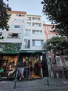 KADIKÖY RASİMPAŞA KARAKOLHANE CD ÜZERİ FULL YENİLENMİŞ 2+1 SATILIK DAİRE