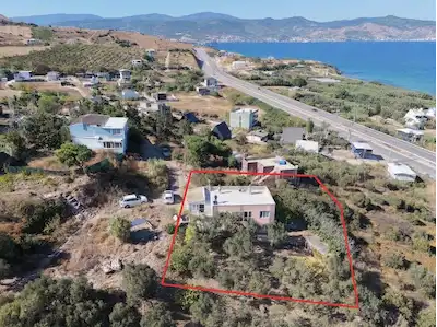 REMAXYAZ'DAN DENİZ MANZARALI 617 M2 YAZLIK VE ARSASI
