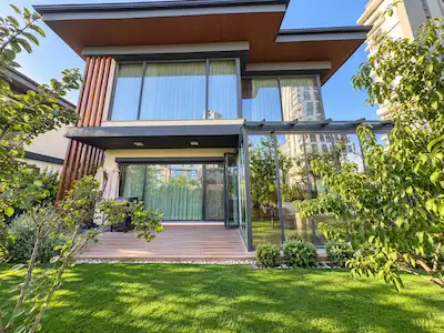 SITE İÇERISINDE KÖŞE KONUMDA EN BÜYÜK BAHÇELI 5+1 SATILIK VILLA