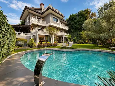 ACARKENT’TE KAPISINDAN İÇERI GIRINCE FARKINI HISSETTIREN SATILIK VILLA