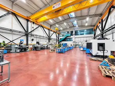 AKTÜRK SANAYİ SİTESİ’NDE 1.300 M² SATILIK İMALATHANE – 15 TONLUK VİNÇLİ