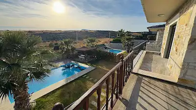 FOÇA / FOÇAKÖY’DE HAVUZLU, ŞÖMİNELİ , MÜSTAKİL 4+1 TAŞ VİLLA