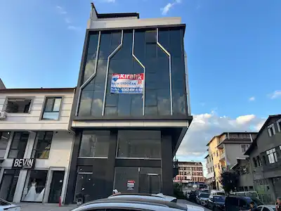 TİCARİ DEĞERİ YÜKSEK NOKTADA KOMPLE KİRALIK İŞ MERKEZİ