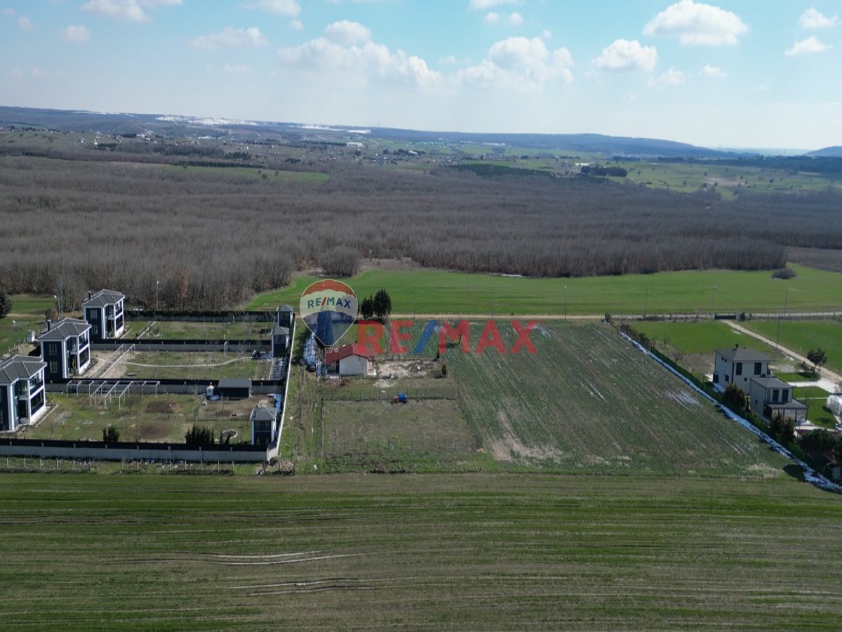 SILIVRI BÜYÜK ÇAVUŞLUDA YATIRIMLIK MUHTEŞEM KONUMLU VILLA ARSASI