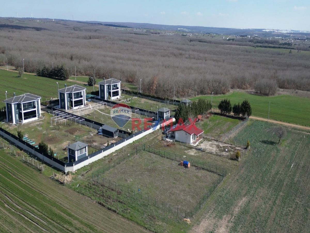 SILIVRI BÜYÜK ÇAVUŞLUDA YATIRIMLIK MUHTEŞEM KONUMLU VILLA ARSASI