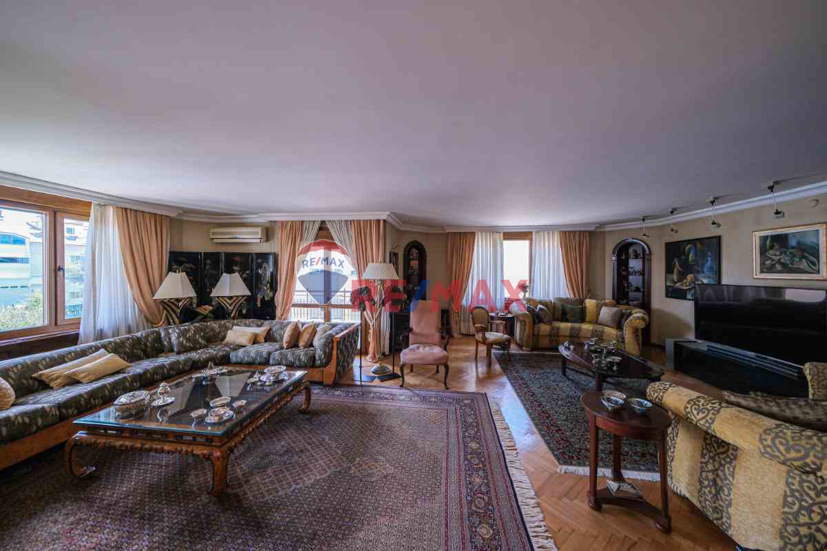 ISTANBUL'UN PRESTIJLI BÖLGESI ULUS'TA BOĞAZA AÇILAN 5+2 ÇATI DUBLEKS SATILIK