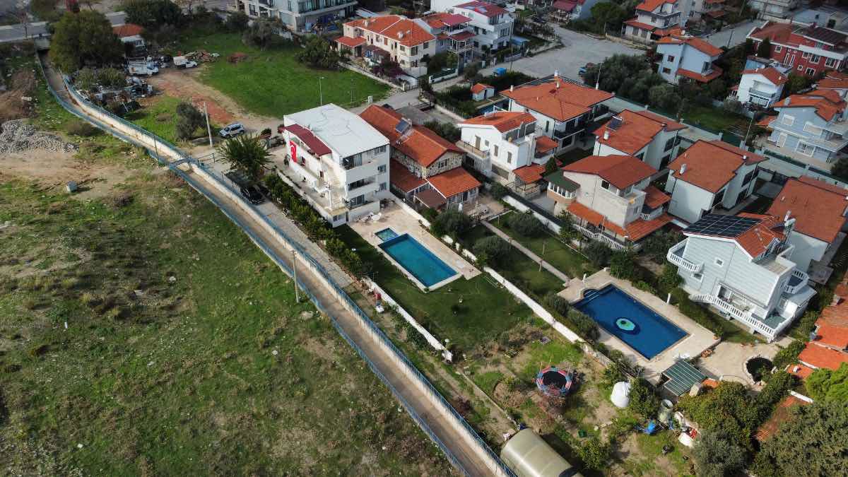 URLA ÇEŞMEALTI'NDA HAVUZLU EŞYALI KİRALIK 63 M² 1+1 DAİRE