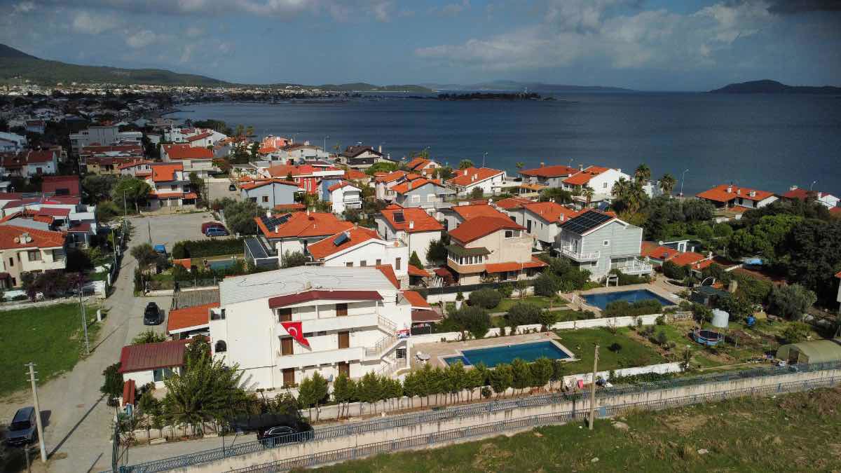 URLA ÇEŞMEALTI'NDA HAVUZLU EŞYALI KİRALIK 63 M² 1+1 DAİRE