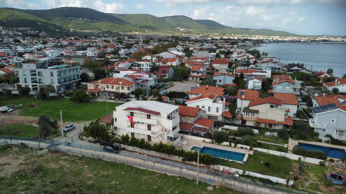 URLA ÇEŞMEALTI'NDA HAVUZLU EŞYALI KİRALIK 63 M² 1+1 DAİRE