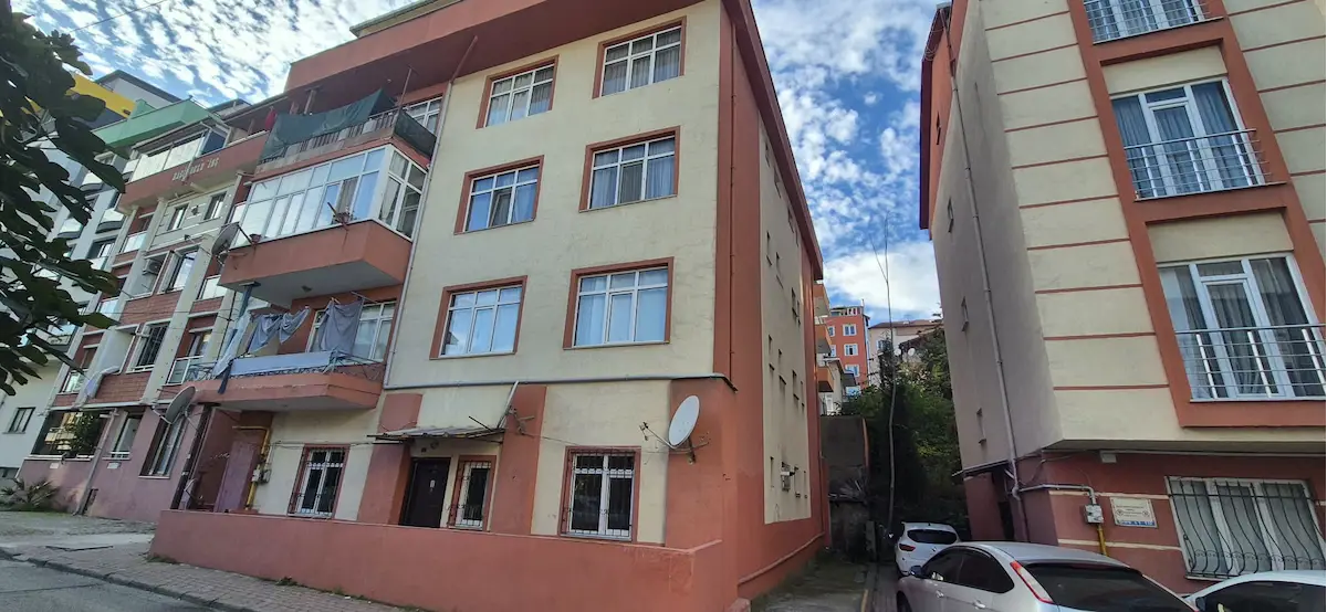 ÇAYIROVA MAHALLESİN'DE FATİH CADDESİNİN HEMEN YALI BAŞINDA SATILIK 2+1 DAİRE