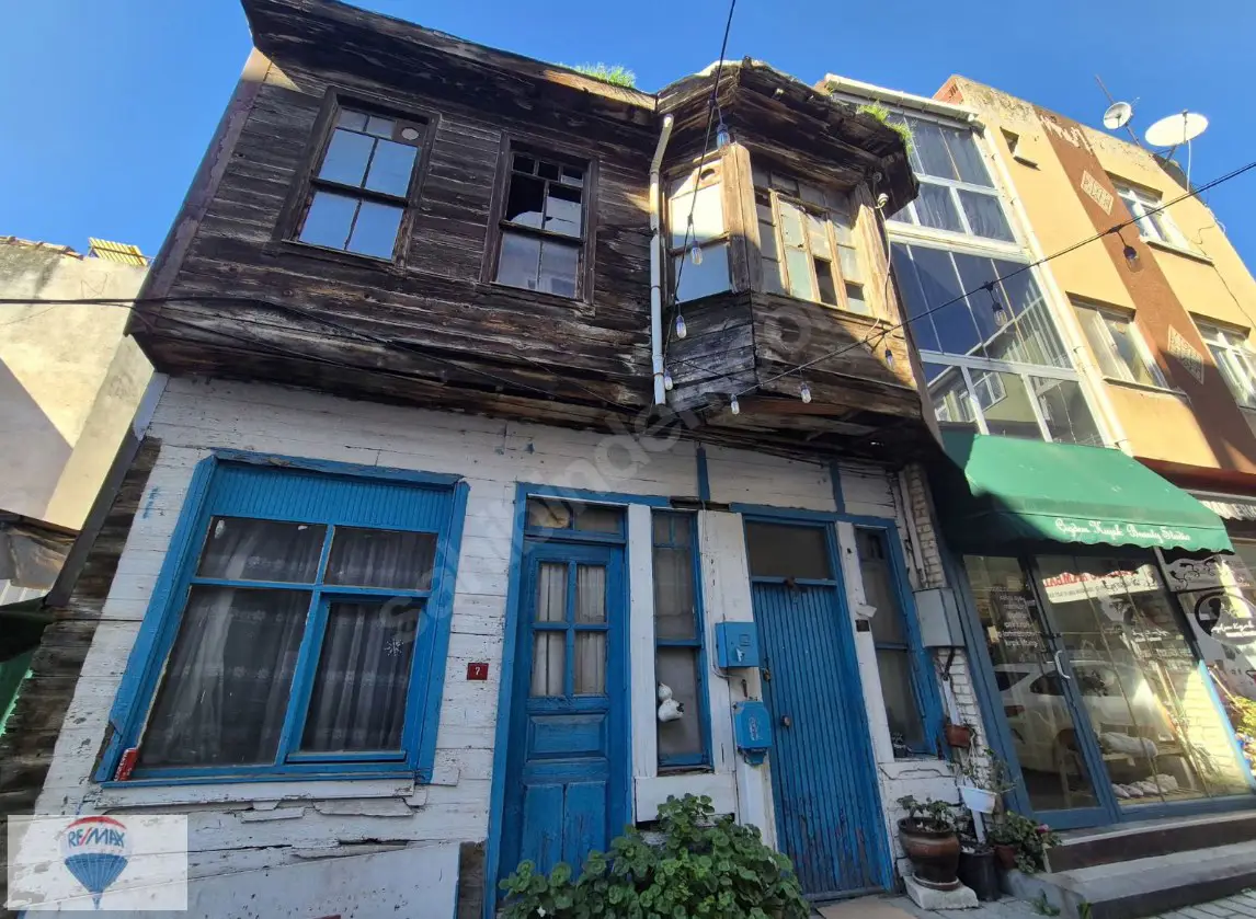 TUZLA SAHİLDE 2 KATLI BİNA