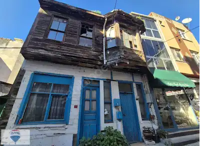 TUZLA SAHİLDE 2 KATLI BİNA