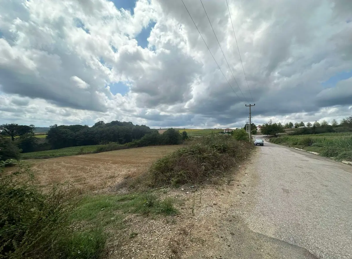 KANDIRA SÜLLÜ 'DE ASFALT YOLA 65 METRE CEPHE 6418 M2 TARLA