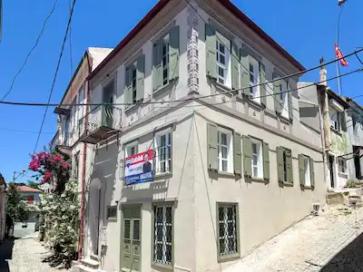 AYVALIK FETHİYE MAH.’DE SIFIR 3 KATLI TESCILLI 5 ODALI  SATILIK BUTİK OTEL 