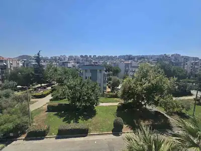 KUŞADASI HACIFEYZULLAH’TA 3+1 120 M² EŞYASIZ KİRALIK DAİRE 3 TARAFI YEŞİL ALAN MANZARALI