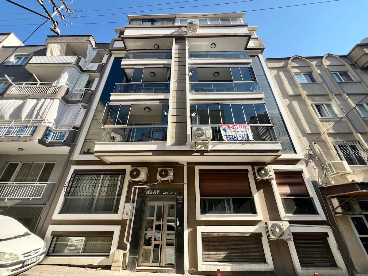 BAYRAKLI SEVGIYOLU YAKINI  GENÇ BINA SATILIK 2+1