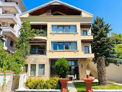 ÜSKÜDAR ÇENGELKÖY BOĞAZ MANZARALI BAHÇELİ  SATILIK VİLLA DAİRESİ