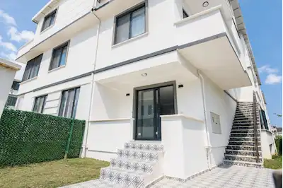REMAX BEYAZ KARACABEY BAYRAMDERE’DE SIFIR 1+1 BAHÇE KATI | BALKONLU 