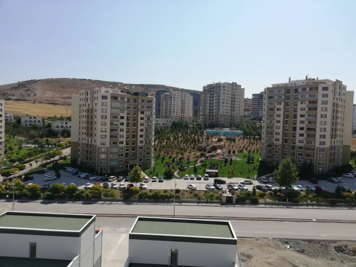 SEĞMEN BAĞLICA'DA GÜVENLİKLİ, YEŞİL ALAN MANZARALI VE ÖNÜ AÇIK