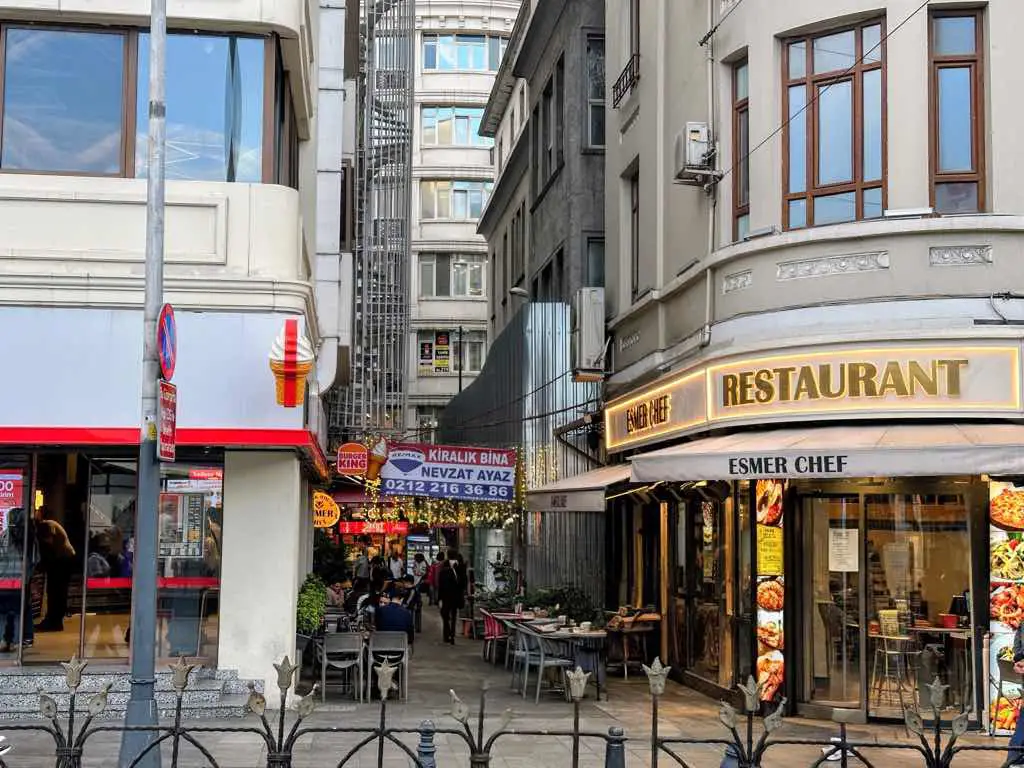SİRKECİ’DE KİRALIK BİNA