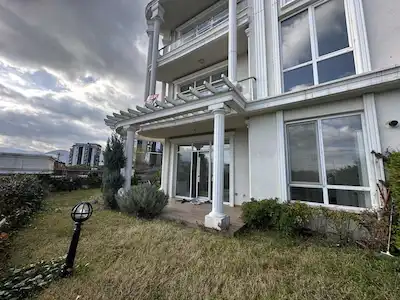 BAŞİSKELE’DE SİTE İÇİNDE 3+1 | 145 M² NET | BAHÇE KATI | 2 BANYO 3 WC