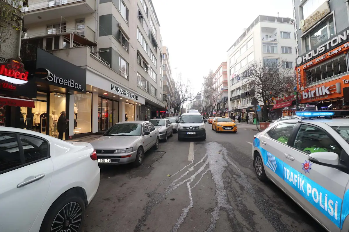 TUNALI HİLMİ CADDESİ’NDE TİCARETİN MERKEZİNDE SATILIK KOMPLE BİNA