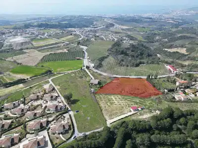 TURİZM MERKEZİ KUŞADASI’NA YAKIN,DENİZ MANZARALI  GELİŞİM AKSINDA BÜYÜK YATIRIM ARAZİSİ.