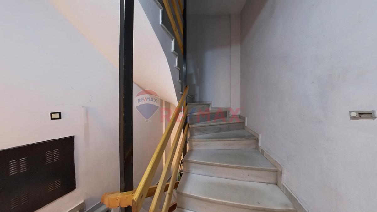 MURADİYE MAHALLESİNDE KOMPLE SATILIK BİNA