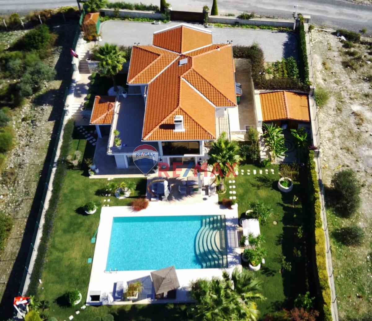 URLADA  1,580 M2 IÇINDE MÜSTAKIL YAŞAM 4+1  HAVUZLU VILLA