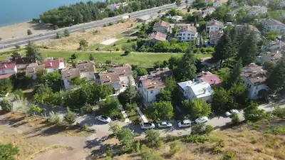 RE/MAX DEĞİŞİM- SİVRİCEDE GÖL MANZARALI MÜKEMMEL VİLLA