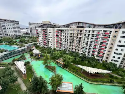 SİNPAŞ LİVA SATIŞOFİSİ REMAXPROF SEZAİ T. SATILIK 1+1 GÖL PEYZAJ