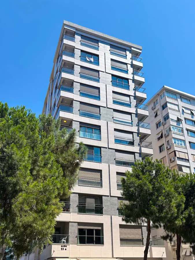 CADDEBOSTAN PLAJ YOLU’NDA SAHİLE 6. BİNA, SIFIR ÖZEL TASARIM 3+1