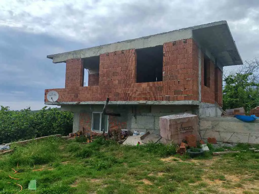 İÇİNDE EVİ OLAN DENİZ MANZARALI FINDIKLIK