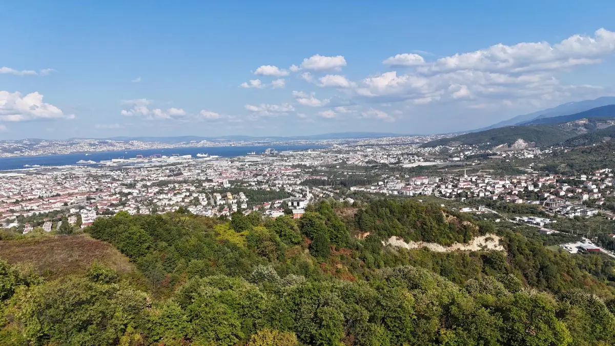 GÖLCÜK SİVRİTEPE MEVKİİ'NDE DENİZ MANZARALI ARAZİ