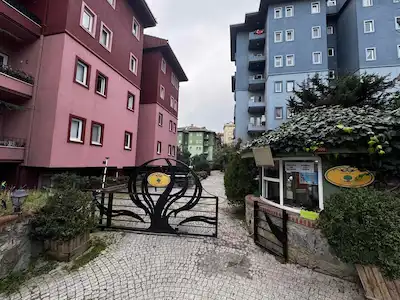 REMAX ASHILL ÇAMLICA KONAKLARI SITESINDE 2+1 KIRALIK DAIRE