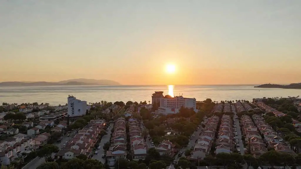 KUŞADASI AVM YANI BATI YAKASI SİTESİ'NDE SATILIK 4+1 LÜX VİLLA