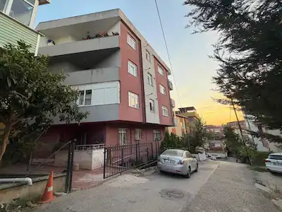 AHMET YESEVİ’DE EMINEVIM'E UYGUN 3 BALKON 2 WC'LI 140 M2 DAİRE