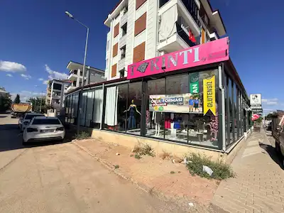 OKULLARIN KARŞISINDA İŞLEK KONUMDA DEVREN KİRALIK TAKICI/BUTİK