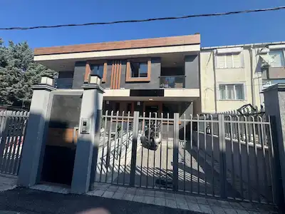 ATAKENTTE MERKEZİ KONUMDA, KULLANIŞLI KİRALIK İŞ YERİ!